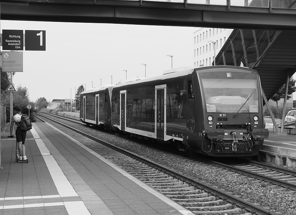 die 2 neuen Triebwagen der BOB, hier am Haltepunkt Friedrichshafen Flughafen, in Krze werden sie Friedrichshafen Stadt erreichen, 25.07.2013