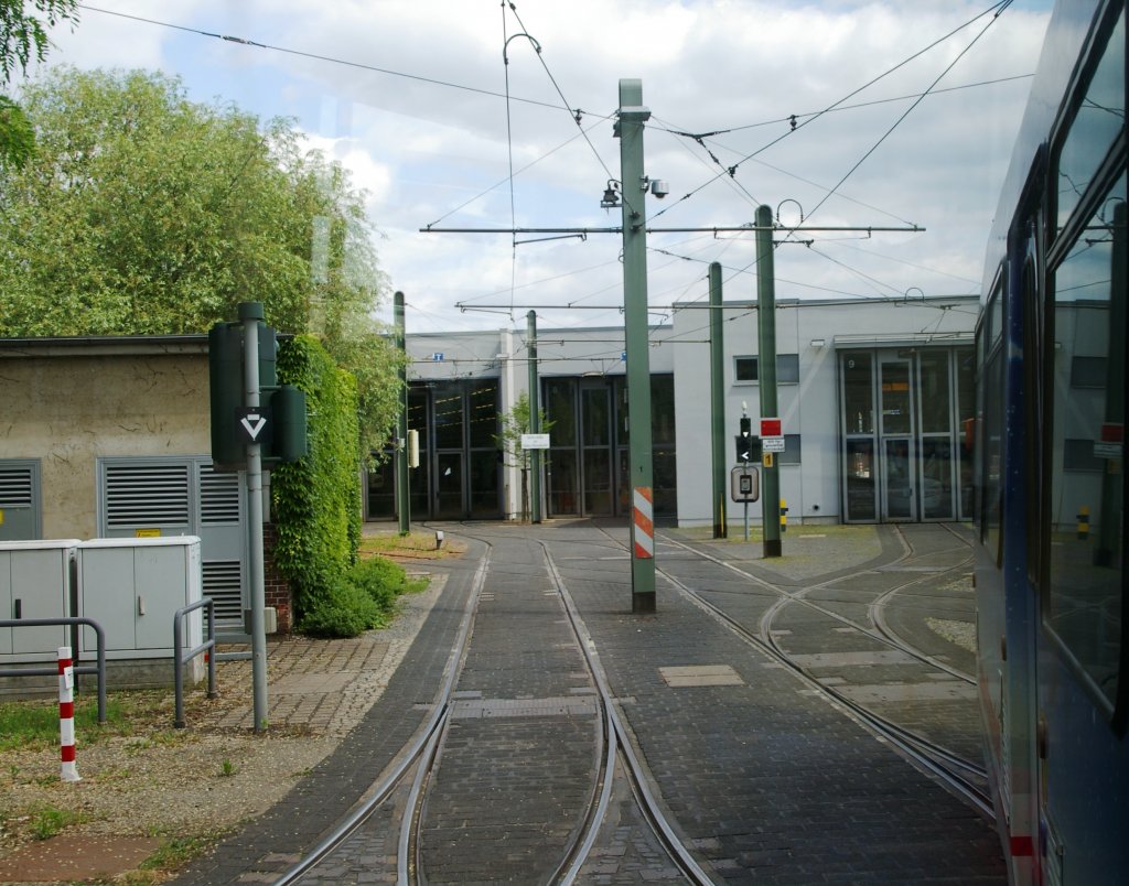 Die 2. Rundfahrt ist beendet, der Wagen 401 biegt ein in den Betriebshof Sandershuser Strasse (Bild ist gemacht aus der Bahn heraus, 2.6.2012).