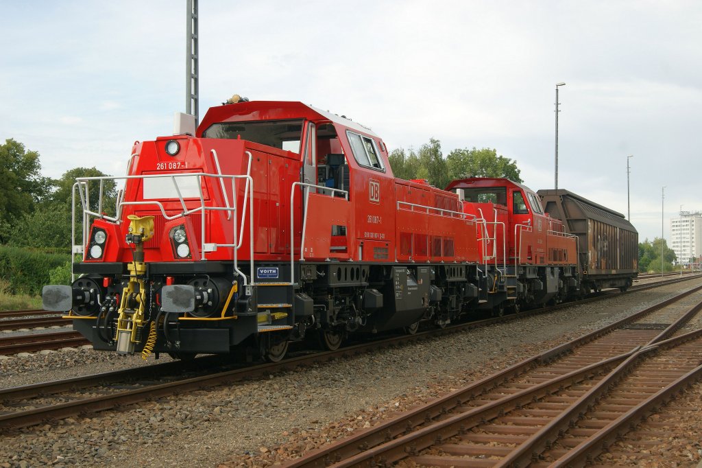 Die 2012 gebaute 261 087 mit ihrer Schwester im Bahnhof Chemnitz-Sd. 28.08.2012
