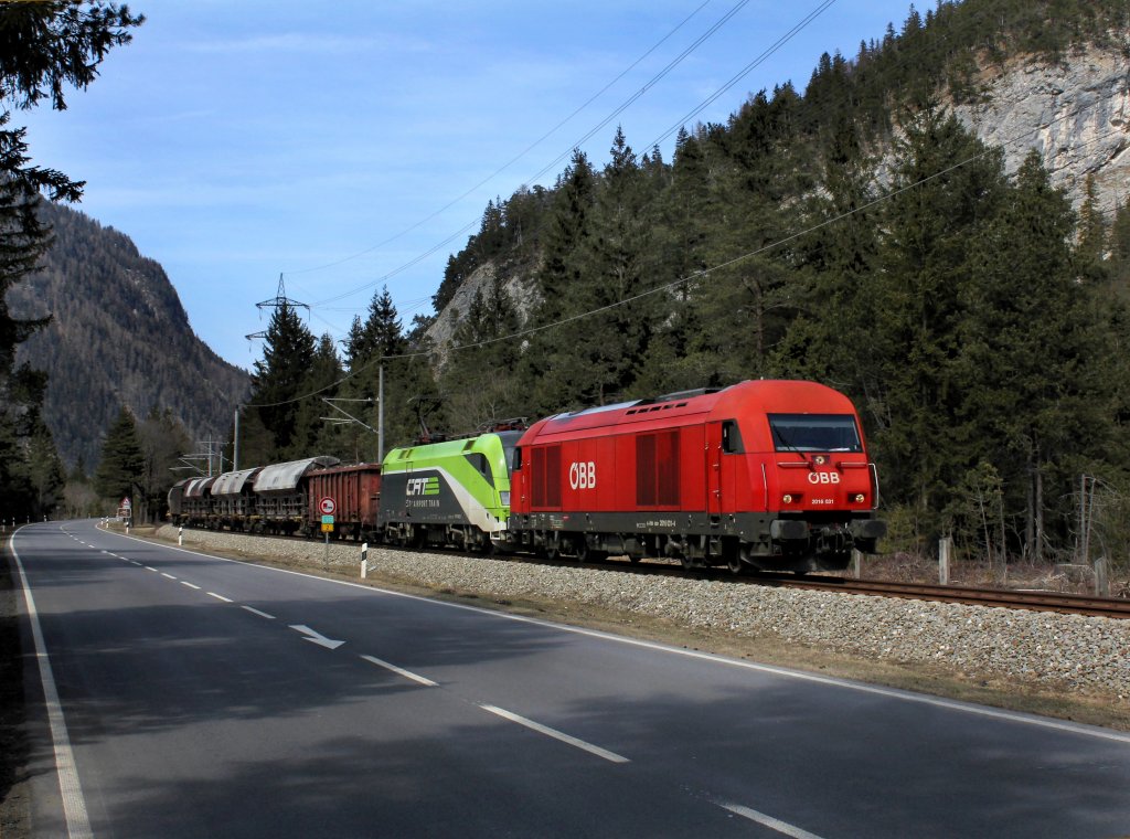 Die 2016 031 und die 1116 142 mit einem G�terzug am 04.04.2013 unterwegs bei Mittenwald.