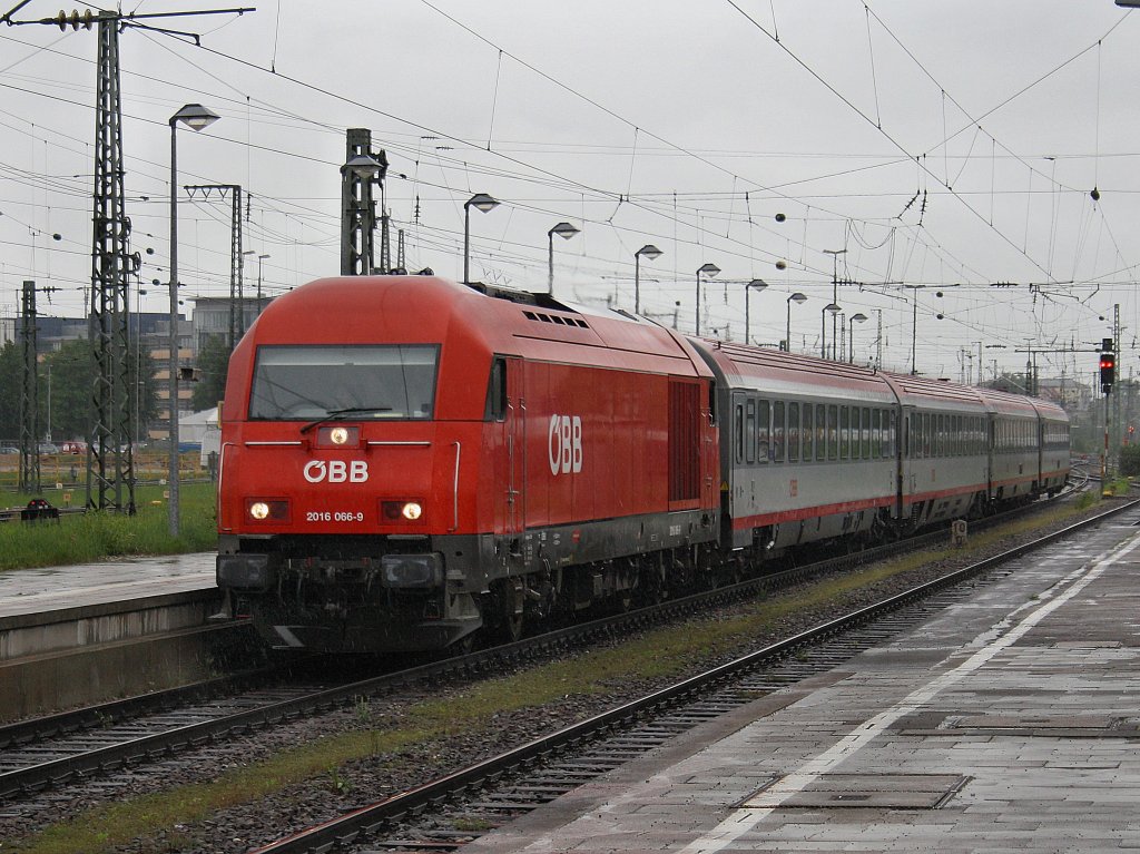Die 2016 066 am 16.05.2009 mit dem Euregio aus Linz bei der Einfahrt in Mnchen Ost.