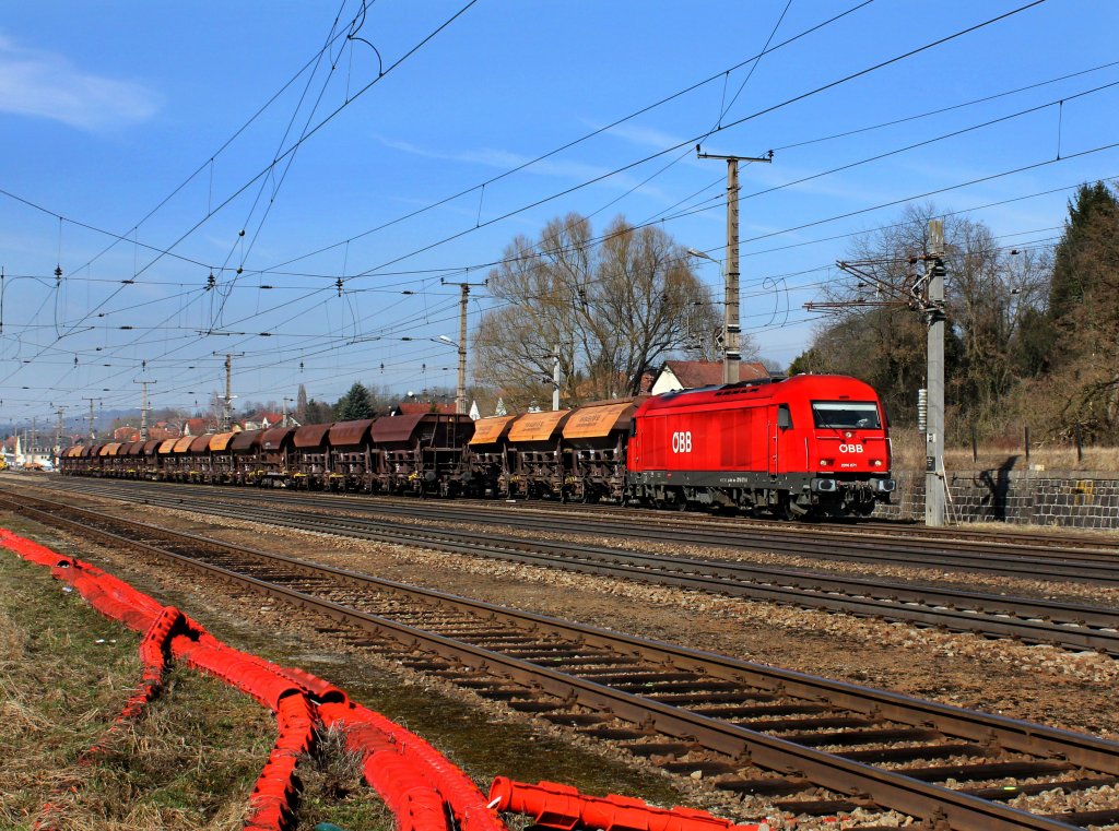 Die 2016 071 mit einem Schotterzug am 16.03.2012 bei der Ausfahrt aus Sch�rding.