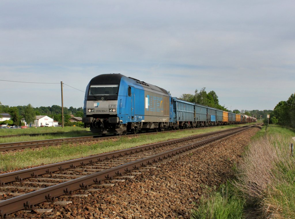 Die 2016 904 mit einem G�terzug am 11.05.2012 in T��ling.
