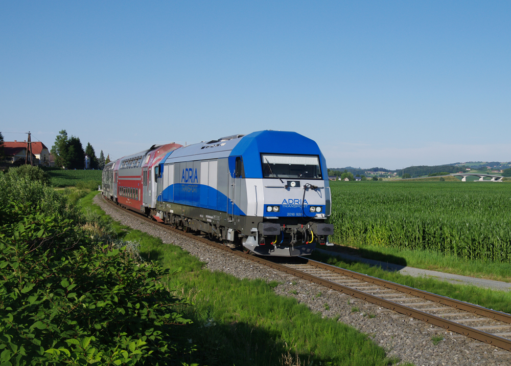 Die 2016 920 Adria Transport ersetzt seit gestern die verunfallte 2016 906. Heute den 28.06. 2011 habe ich sie vor dem R 4381 von Graz via Werndorf nach Wies in Gussendorf aufgenommen. Rechts neben der Lok ist die Erzherzog-Johann-Brücke zu sehen, unter welcher hoffentlich in naher Zukunft die Koralmbahn durchführen wird.