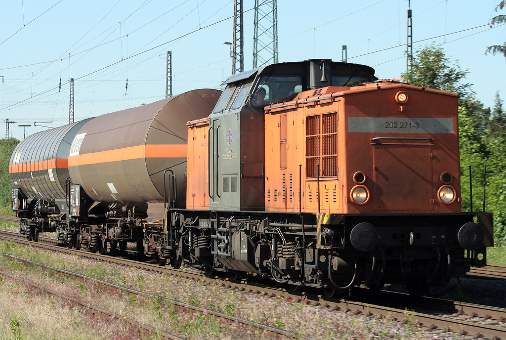 Die 202 371-3 der Bocholter Eisenbahn zieht zwei Kesselwagen durch Ratingen Lintorf am 25.05.2011