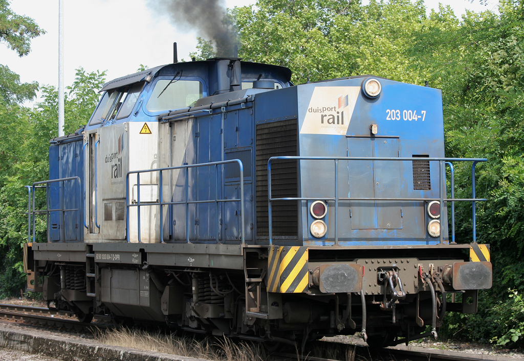 Die 203 004-7 von Duisport Rail rangiert durch Rheinhausen Ost am 05.07.2011