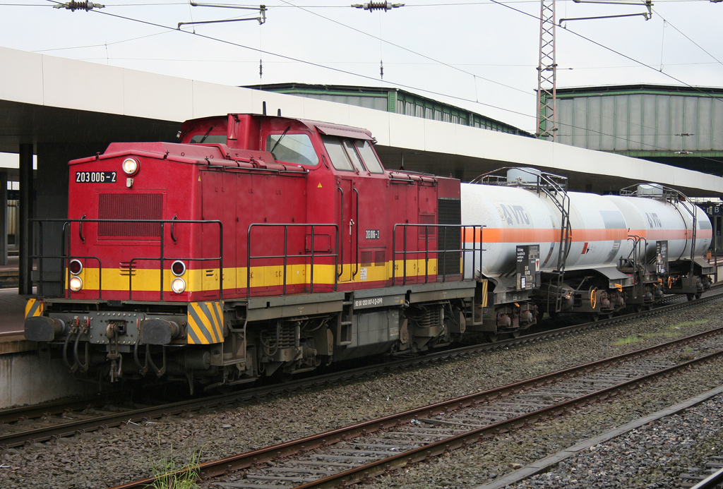 Die 203 006-2 von Duisport Rail zieht zwei Kesselwagen durch Duisburg HBF am 07.05.2010