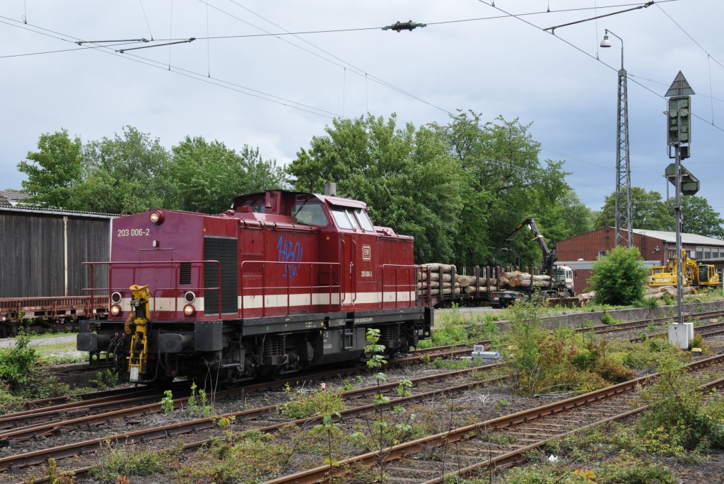 Die 203 006-2 der EFW manvrierte am 18/06/2011 in Bonn-Beuel. Das Bild enstand vom Bahnsteig aus.