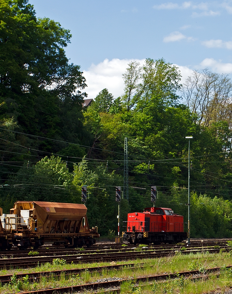 
Die 203 115-1 der Eisenbahnbetriebsgesellschaft Mittelrhein GmbH EBM Cargo GmbH, Gummersbach (NVR-Nummer: 92 80 1203 115-1 D-EBM) hat am 13.05.2012 die leeren Schotter-Kieswagen (Facns 141) wieder in Betzdorf/Sieg abstellt nun fährt sie auf Ihr Abstellgleis. 

Die V 100.1 wurde 1972 bei LEW  (VEB Lokomotivbau Elektrotechnische Werke „Hans Beimler“, Hennigsdorf) unter der Fabriknummer 13489  gebaut und als 110 450-4 an die DR ausgeliefert. 1984 erfolgte der Umbau in 112 450-2, die Umzeichnung in 202 450-3 erfolgte 1992, die Ausmusterung bei der DB erfolgte 1998. Im Jahre 2002 erfolgte durch ALSTOM Lokomotiven Service GmbH, Stendal der Umbau gemäß Umbaukonzept  BR 203.1  in die heutige 203 115-1, die Inbetriebnahme war im Jahr 2005. Von 2005 bis Dezember 2010 war die Lok von  ALSTOM Lokomotiven Service GmbH vermietet an die DB Regio bzw. DB Schenker, bis sie Anfang 2011 an die EBM verkauft wurde.
