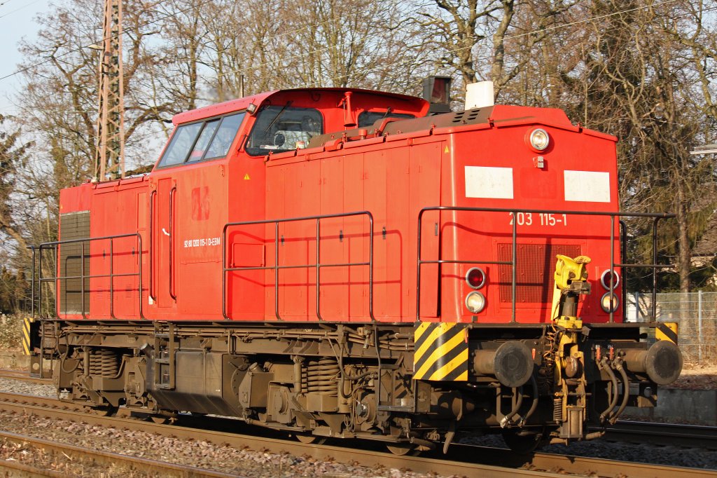 Die 203 115 der EBM fuhr am 11.2.12 als Lz durch Ratingen-Lintorf.