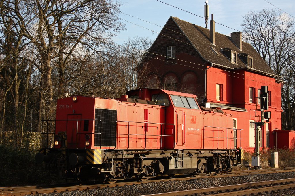 Die 203 115 kam am 10.12.11 Lz wieder zurck nachdem sie ihren Bauzug vermutlich in Dsseldorf-Rath abgestellt hat.Hier bei der Durchfahrt durch Ratingen-Lintorf.
