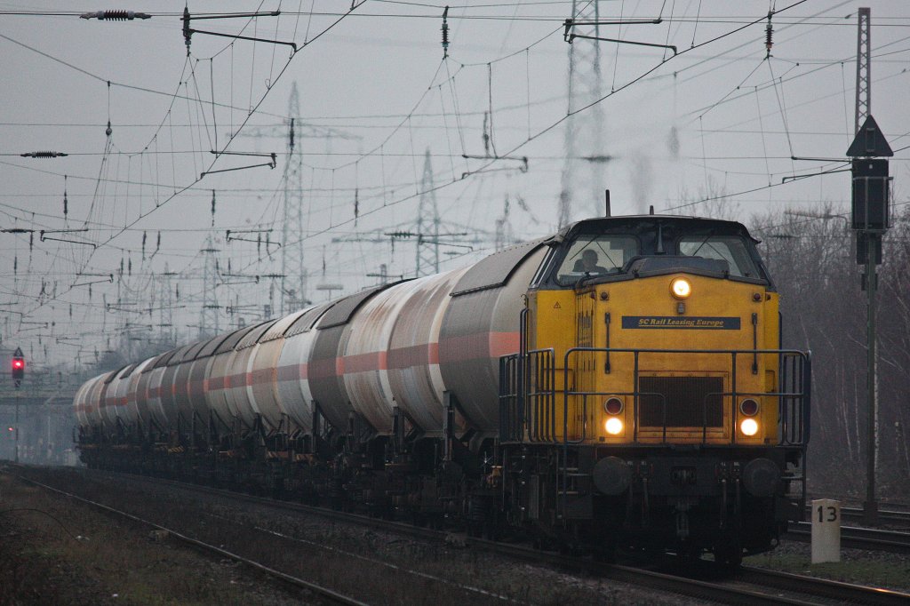 Die 203 135 der SC Rail Leasing Europe am 30.1.12 mit einem Kesselwagenzug bei der Durchfahrt durch Ratingen-Lintorf.