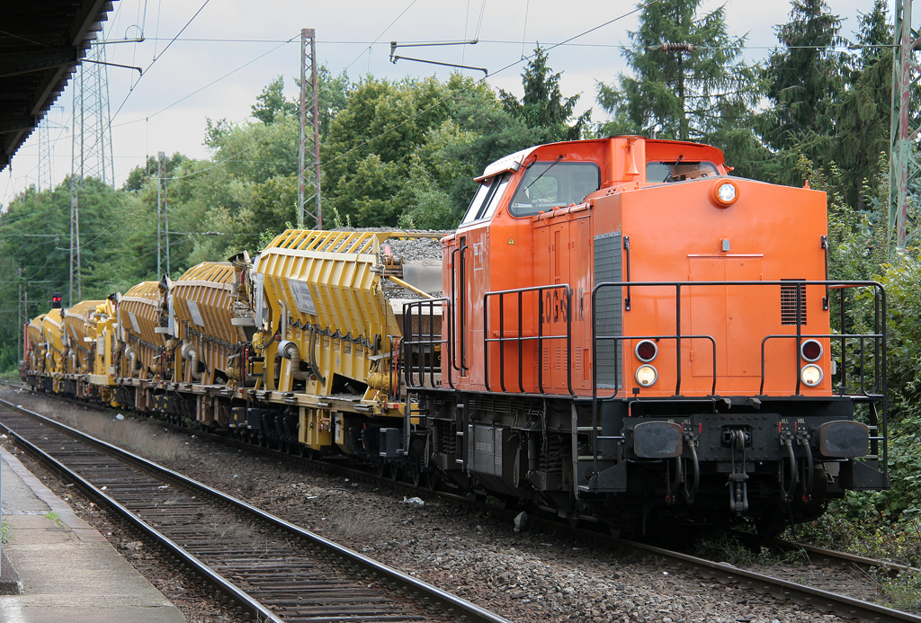 Die 203 157-3 / BBL 11 rangiert einen Bauzug durch Oberhausen Sterkrade am 29.07.2011