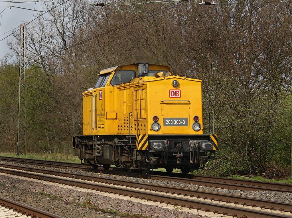 Die 203 303 am 28.04.2010 unterwegs bei D�rverden. 
