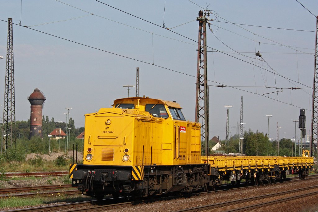 Die 203 304 der DBG bzw der Bahnbaugruppe hat ihr Ziel,das DBG Gelnde in Duisburg-Entenfang,in wenigen Augenblicken erreicht.Hier bei der Durchfahrt durch Duisburg-Bissingheim