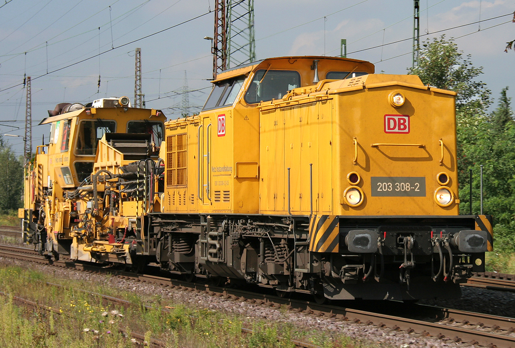 Die 203 308-2 mit einem kurzen Bauzug in Ratingen Lintorf am 17.08.2011