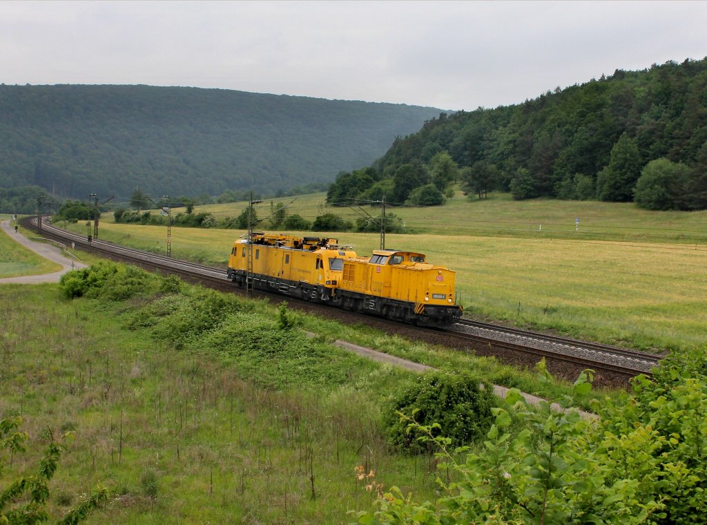 Die 203 313 mit einem Messzug am 02.06.2012 unterwegs bei Harrbach.