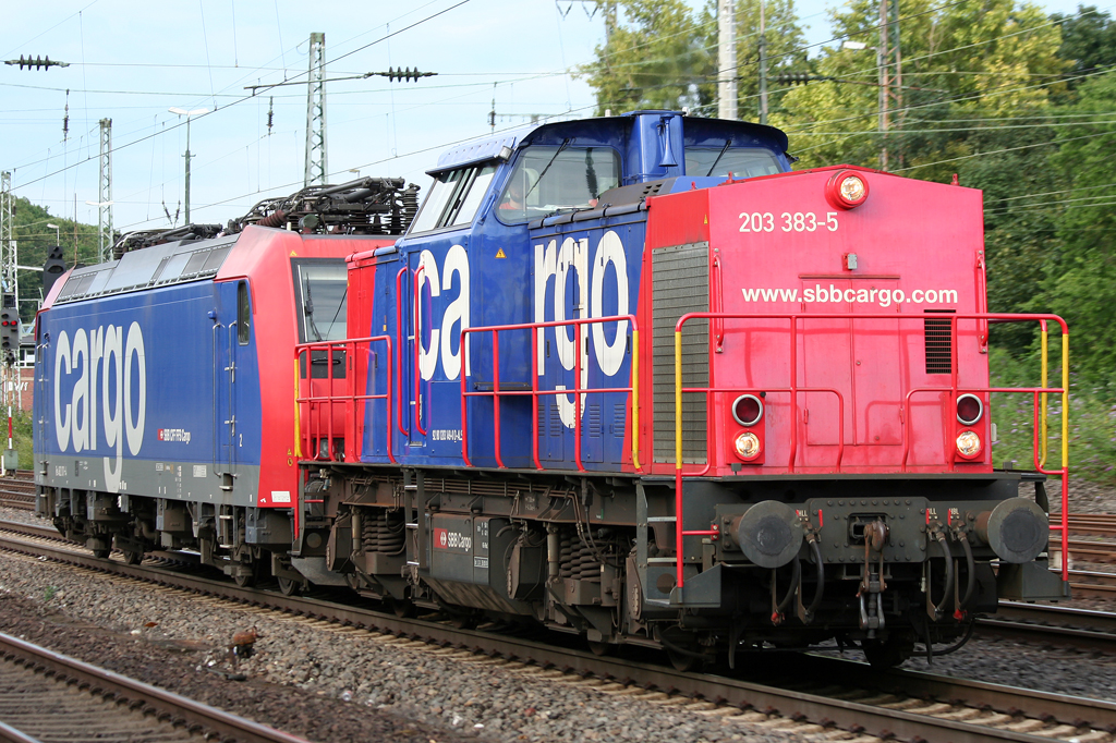Die 203 383-5 der SBB Cargo zieht 482 011-4 durch K�ln West am 13.08.2010
