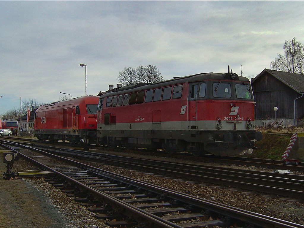 Die 2043 029 und eine 2016 am 04.02.2008 abgestellt in Braunau.  