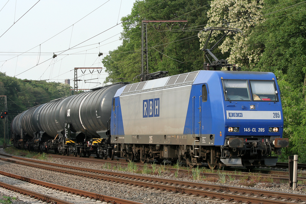 Die 205 der RBH zieht Kesselwagen durch Duisburg Neudorf am 10.05.2011