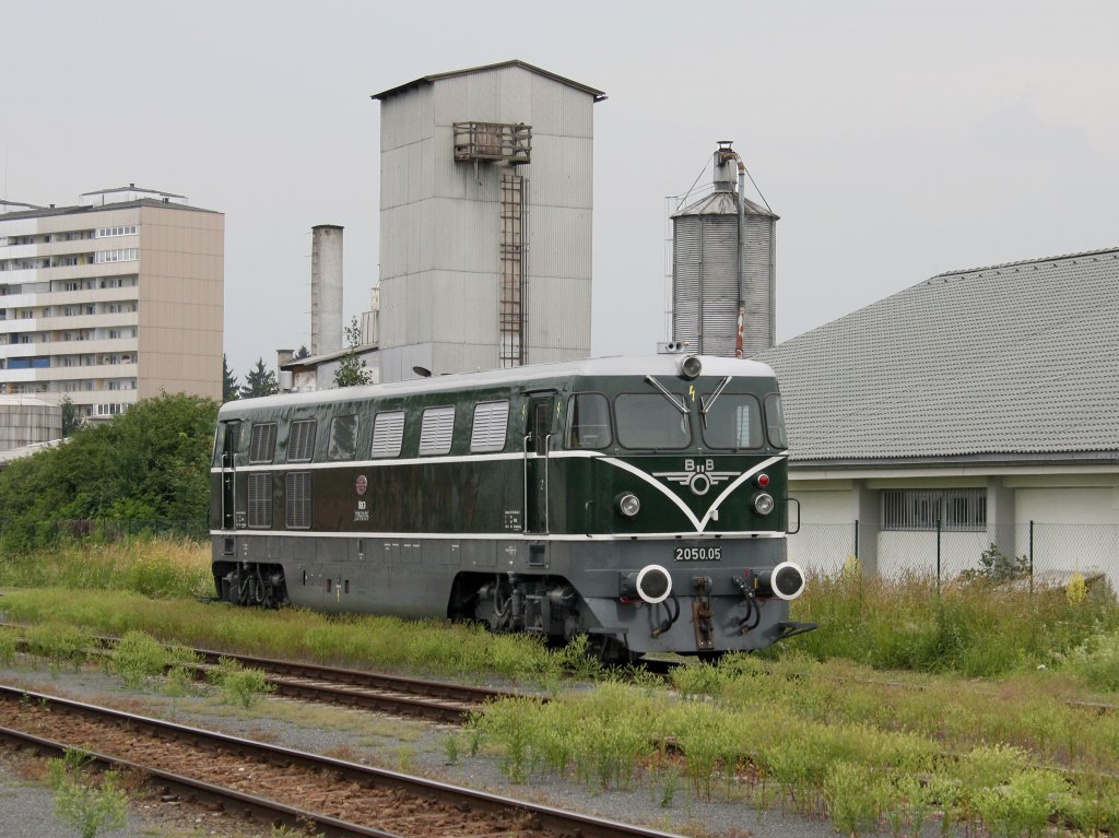 Die 2050 005 am 11.06.2011 abgestellt in Braunau. 