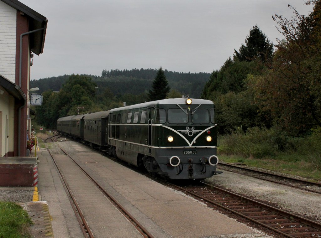 Die 2050 005 mit einem Sonderzug nach Passau am 29.09.2012 bei der Durchfahrt in Hausruck.