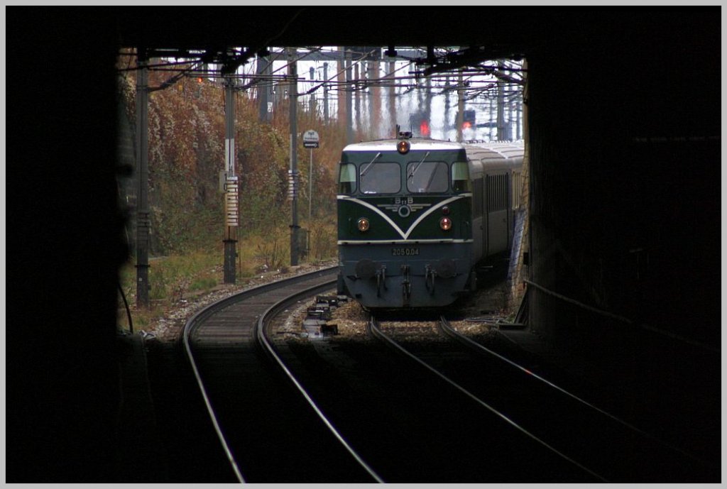 Die 2050 04 mit dem Sonderzug von M�dling nach Kadolz-Mailberg bei der Einfahrt in die Tunnelstrecke der Wiener S-Bahn Stammstrecke. 11.12.11