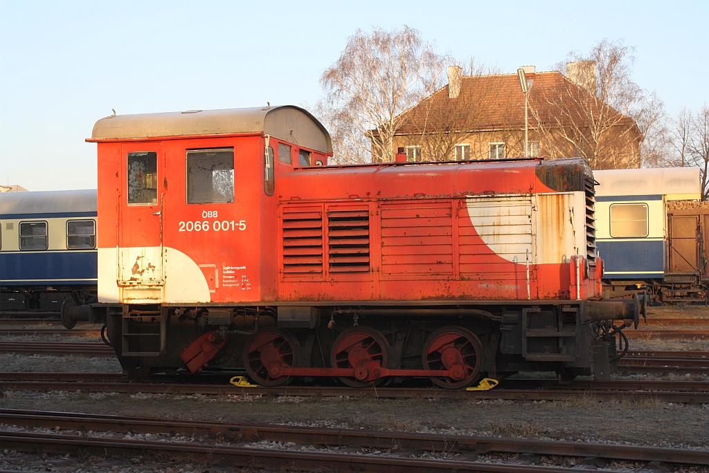 Die 2066 001-5 des  Club Blauer Blitz  ist in der ehemaligen BB Zugfrderungsstelle Mistelbach hinterstellt. Bild vom 09.12.2012.

