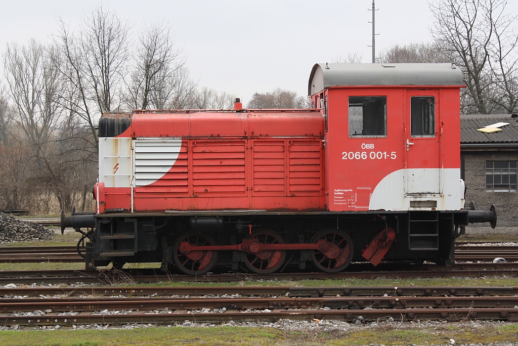 Die 2066 001-5 des  Club Blauer Blitz  ist in der ehemaligen BB Zugfrderungsstelle Mistelbach hinterstellt. Bild vom 06.04.2013. 

