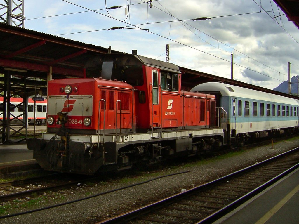 Die 2068 028 am 01.05.2008 mit einem alten IR Wagen im Salzburger Hbf. 