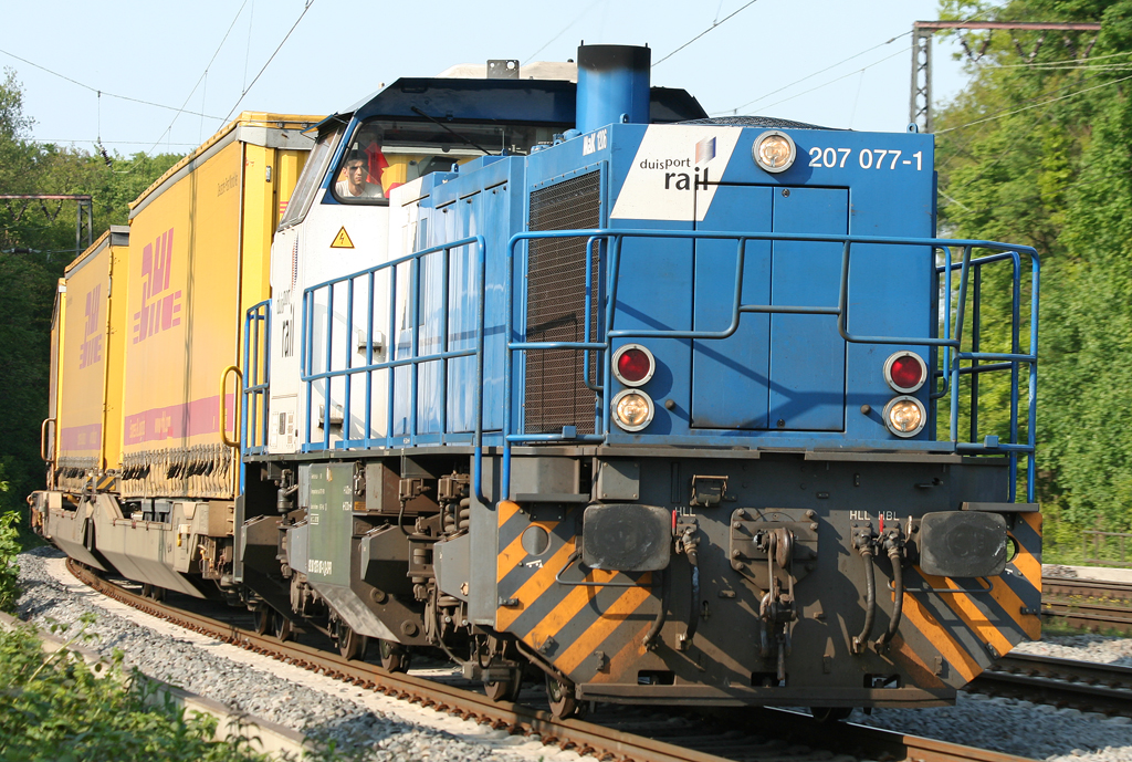 Die 207 077-1 der Duisport Rail zieht einen Gz durch Duisburg Neudorf am 20.05.2010
