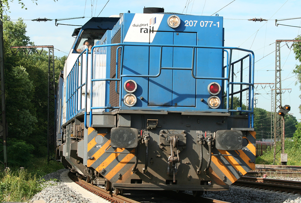 Die 207 077-1 der Duisport Rail zieht einen Gz durch Duisburg Neudorf am 07.07.2010