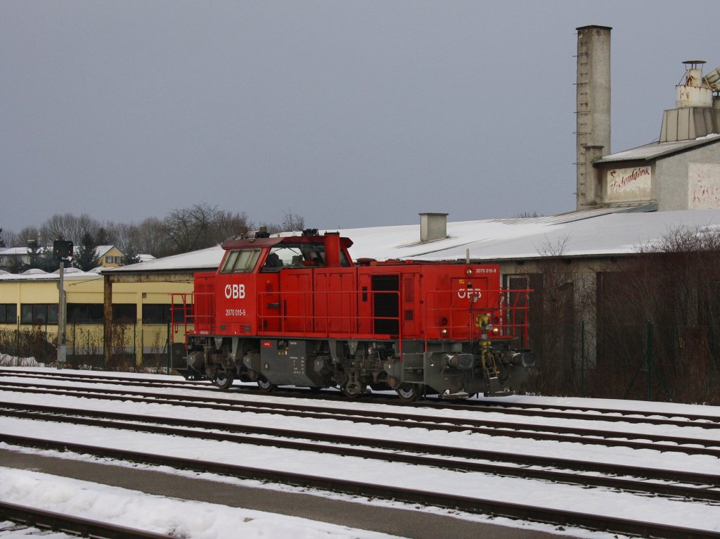 Die 2070 015 am 27.12.2010 bei Rangierarbeiten in Braunau. 