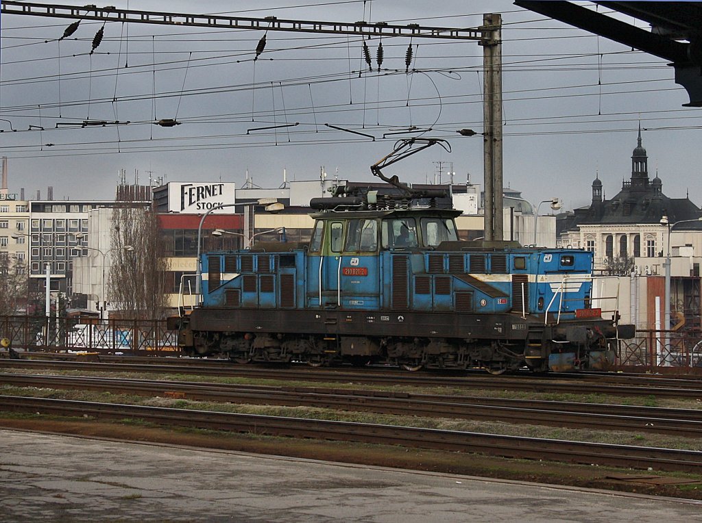 Die 210 021 am 03.04.2010 bei einer Rangierfahrt in Pilsen Hbf. 