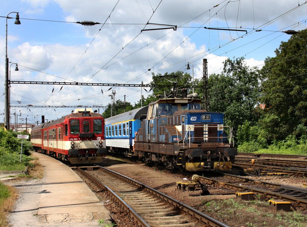 Die 210 058 und der 842 007 bei einer Rangierfahrt am 20.06.2011 im Pilsener Hbf.