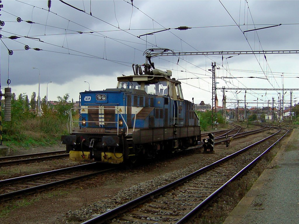 Die 210 058 am 03.10.2008 bei Rangierarbeiten in Pilsener Hbf. 
