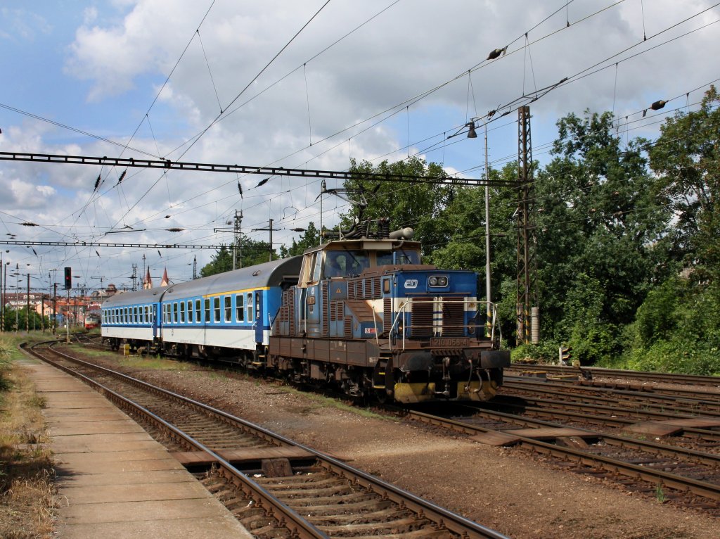 Die 210 058 am 20.06.2011 bei Rangierarbeiten im Pilsener Hbf. 