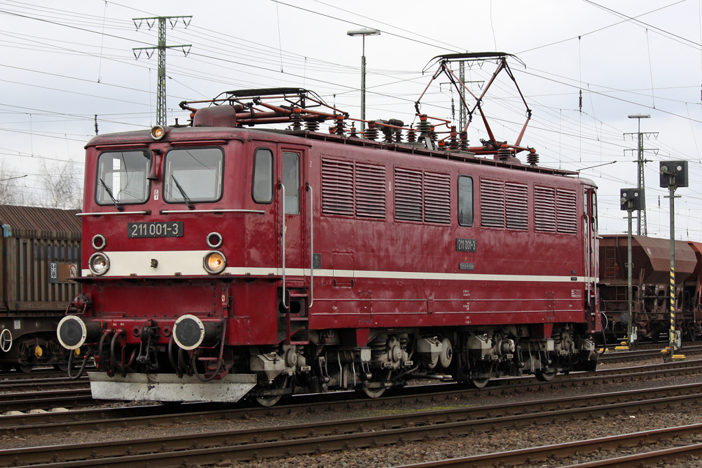 Die 211 001-3 bei der Lokparade im DB Museum Koblenz-Ltzel am 03.04.2010