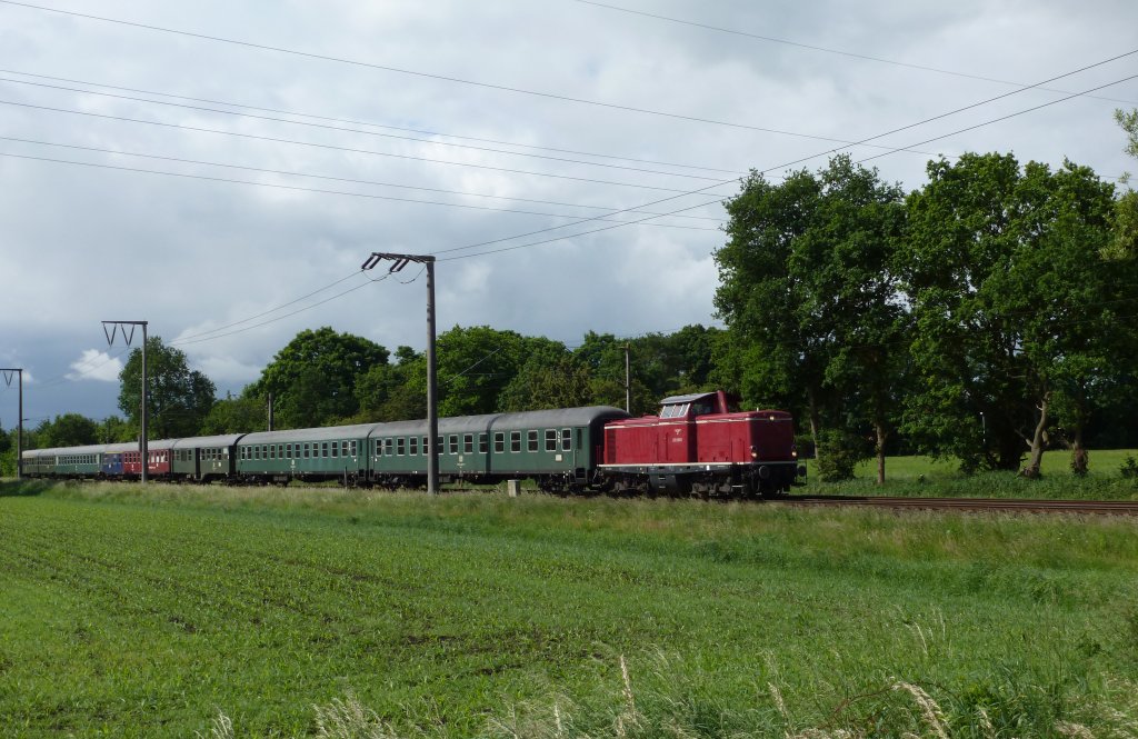 Die 211 019-5 (V 100) fuhr am 02.06.2012 mit einem Sonderzug nach Emden, hier bei Eisinghausen.