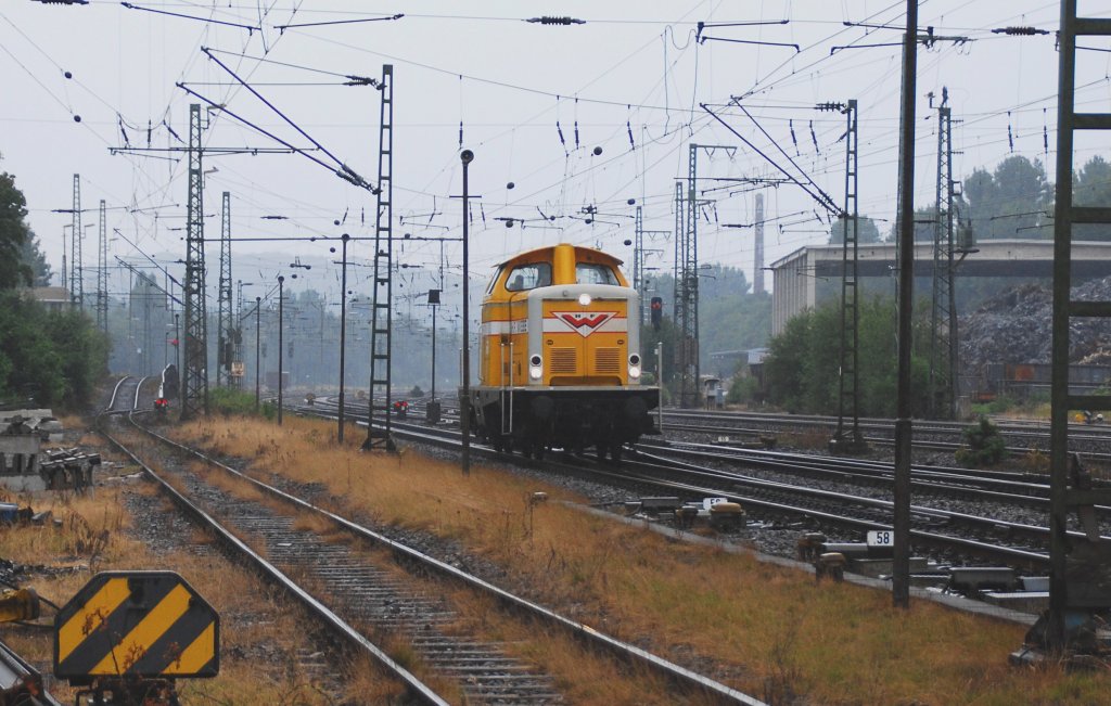 Die 211 045, getauft als  Wiebe Nr. 9  kommt alleine mit bedchtigem Tempo aus Richtung Bielefeld in den Bahnhof von Bielefeld-Brackwede eingefahren. Am 11.07.2009 war das neben 2 ICE´s das einzige was mir vor die Linse kam. 