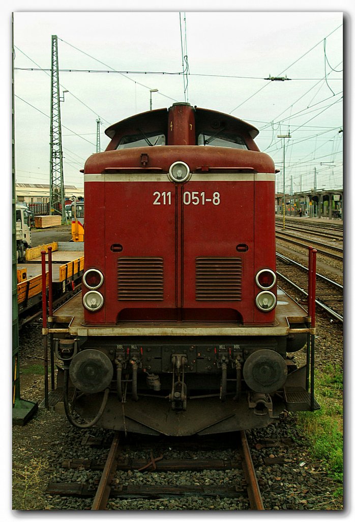 Die 211 051-8 der EFW parkt an der Neuwieder Abstellkrube am 12.11.10.
(Foto enstand aus einem Fenster hinaus).