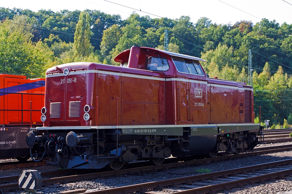 Die 211 051 -8 der EfW-Verkehrsgesellschaft mbH (Frechen), ex DB V 100 1051, abgestellt am 16.09.2012 in Betzdorf/Sieg.

Die V 100. 10 wurde 1962 bei MaK in Kiel unter der Fabriknummer 1000069 gebaut und als V 100 1051 an die DB geliefert, 1968 erfolgte die Umbezeichnung in 211 051 -8 bis sie dann 2001 bei der DB ausgemustert wurde.
 
ber ALS - ALSTOM Lokomotiven Service GmbH, Stendal wurde sie 2002 /2003 an die EfW verkauft. Die Lok hat die NVR-Nummer 92 80 1211 051-8 D-EFW