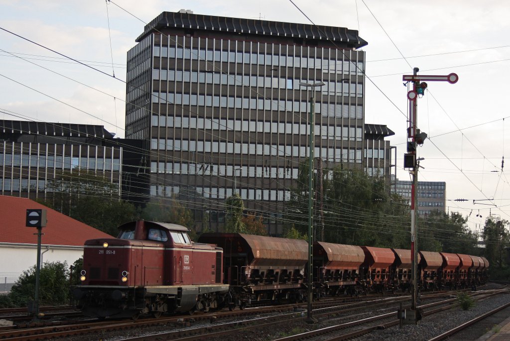 Die 211 051 der EfW fhrt am 22.9.11 mit einem Schotterzug in den Gterbahnhof von Dsseldorf-Rath ein.