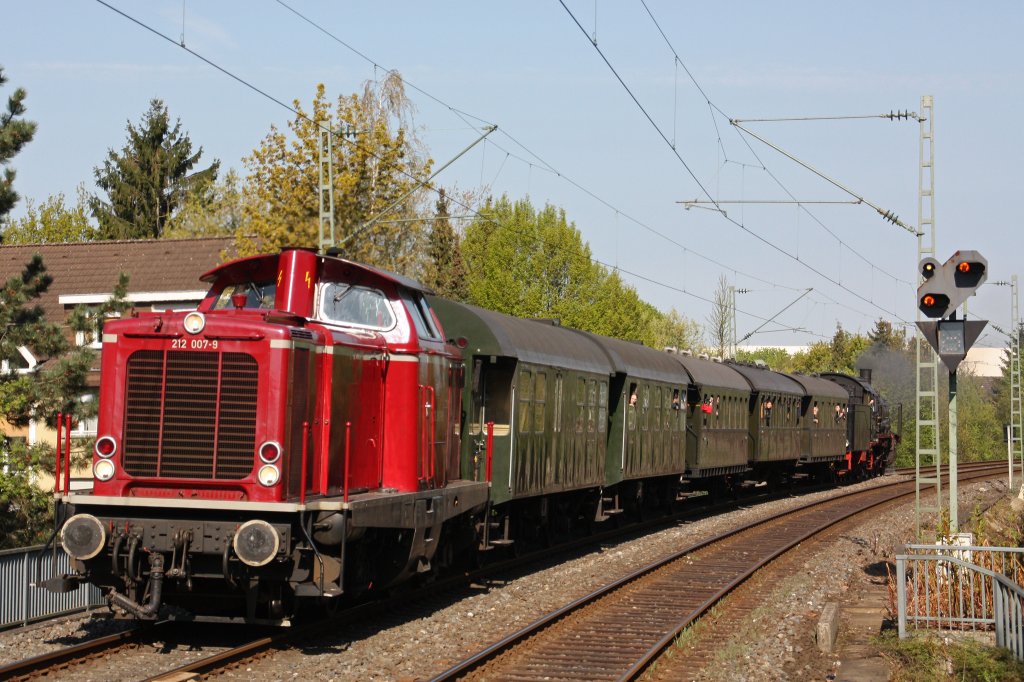 Die 212 007 und die 38 2267 (schiebend) am 16.4.11 mit einem Sonderzug in Essen-Horst.