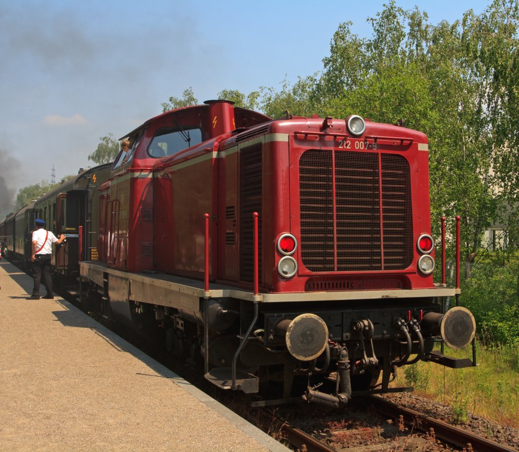 Die 212 007-9 vom Eisenbahnmuseum Bochum-Dahlhausen als Schublok der RuhrtalBahn am 05.06.2011 in Hattingen am Haltepunkt Henrichshtte. Die Lok wurde 1962 von MaK unter der Fabriknummer 1000137 als V 100.20 gebaut.