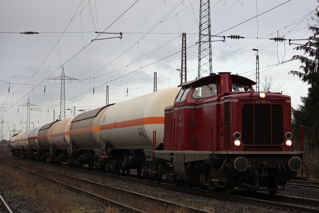 Die 212 007 der DGEG am 6.1.11 mit einem Kesselwagenzug bei einem kurzen Halt in Ratingen-Lintorf.