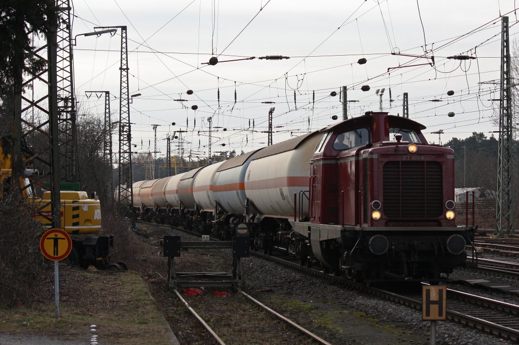 Die 212 007 der DGEG fuhr am 21.2.12 mit einem Kesselwagenzug durch Duisburg-Entenfang.