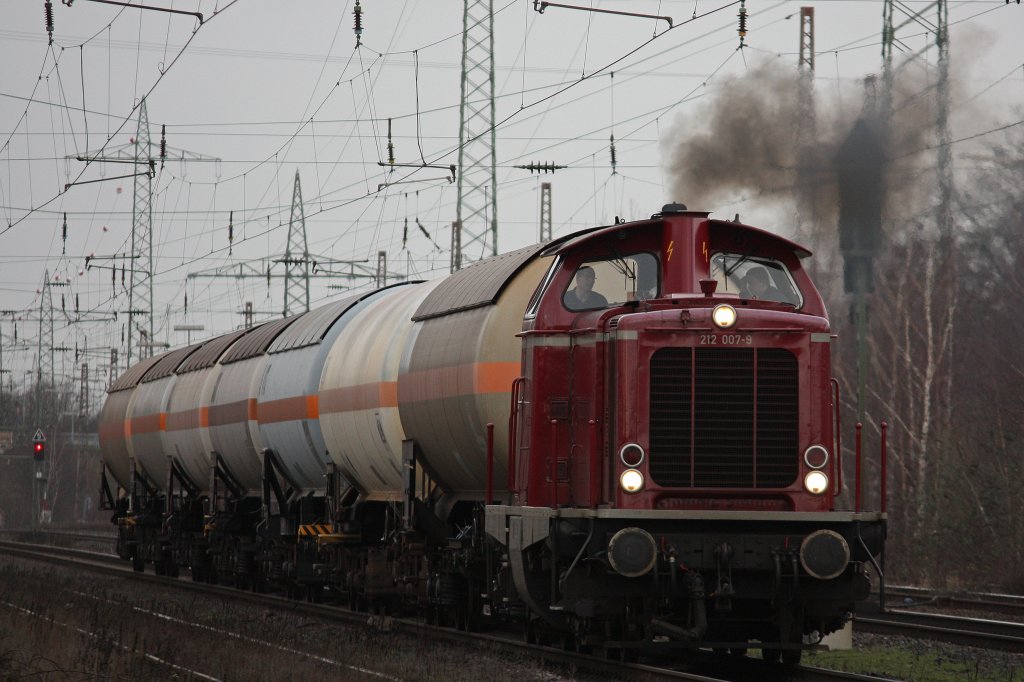 Die 212 007 der DGEG zog am 4.1.12 einen kurzen Kesselzug durch Ratingen-Lintorf.