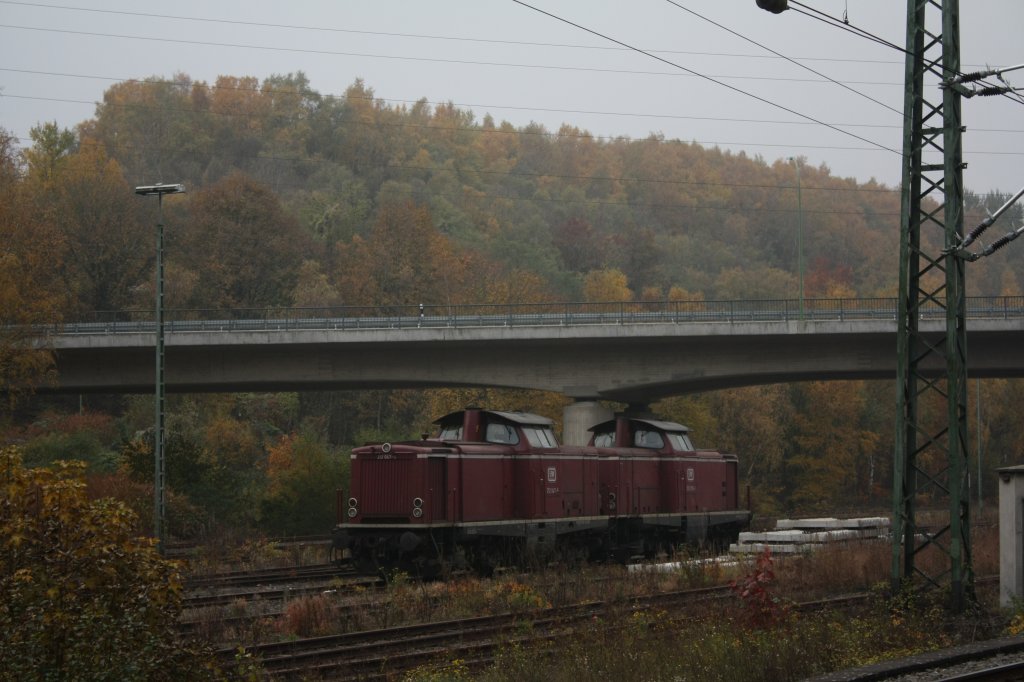 Die 212 047-5 stand am 01.11.2010 mit der 212 370-1 in Stolberg Hbf abgestellt.