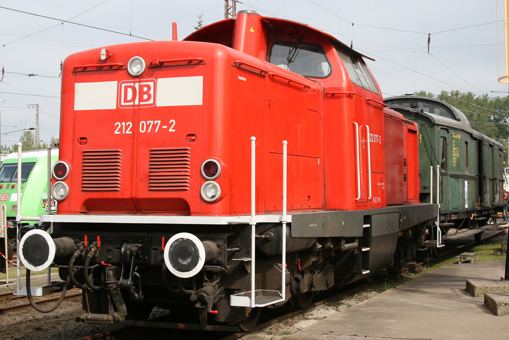 Die 212 077-2 steht zum Jubilum im Bw Osnabrck am 19.09.2010